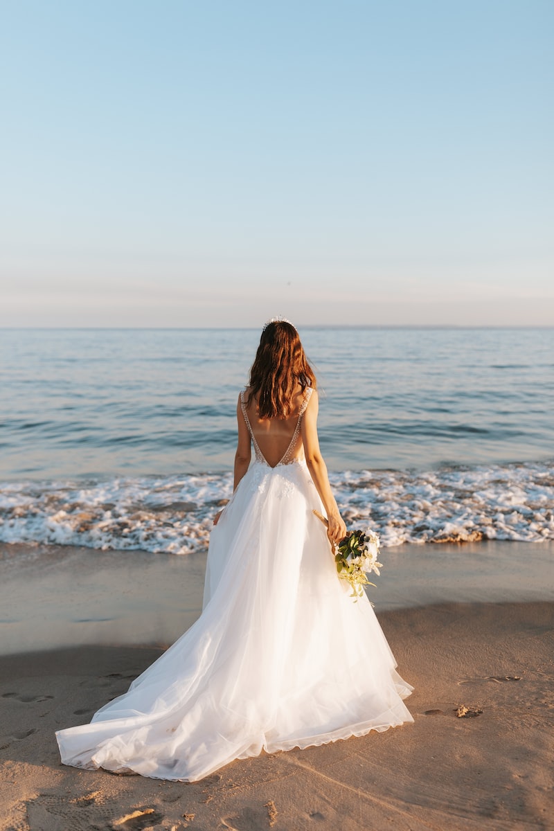 robe de mariée ouverte dans le dos